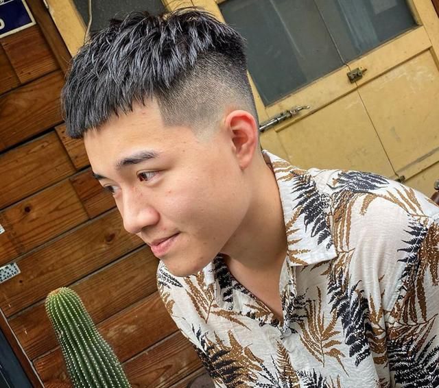 这款碎盖头发型了,先把两边的头发修剪干净,然后把头顶的头发剪短打薄