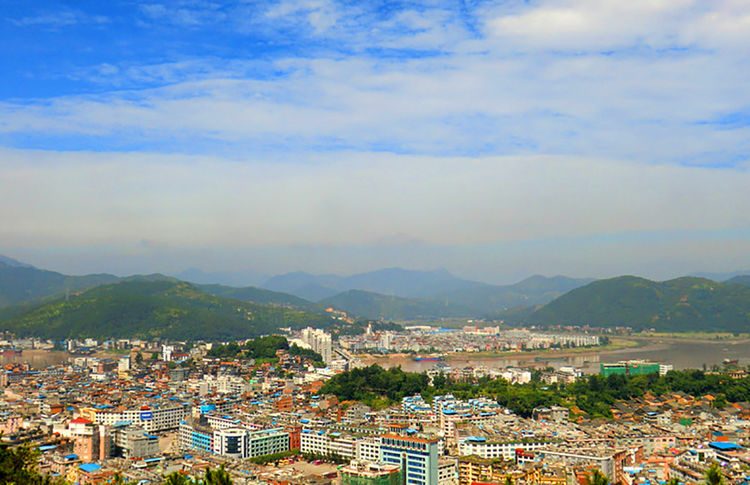 福建福安市一个大镇,地处两江交汇,分出了一个街道办