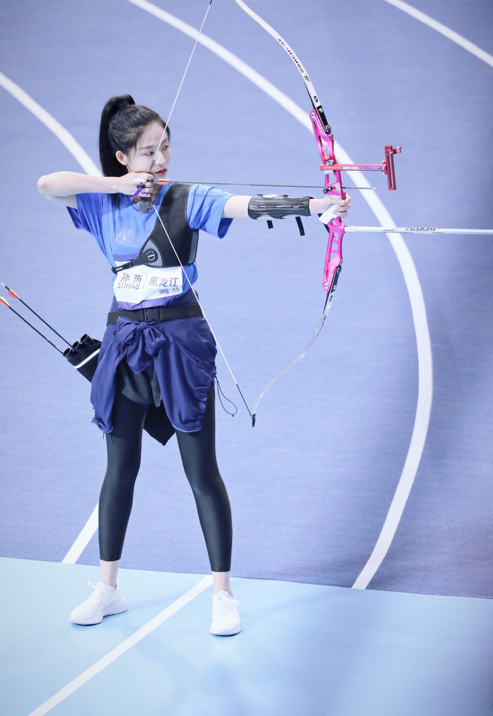 阳光女孩孙芮好清新,穿吊带裙身材好好,想不到她还会射箭运动