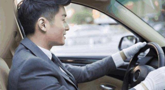 50岁富婆招司机，开700万豪车月薪10万，4点要求无人敢去