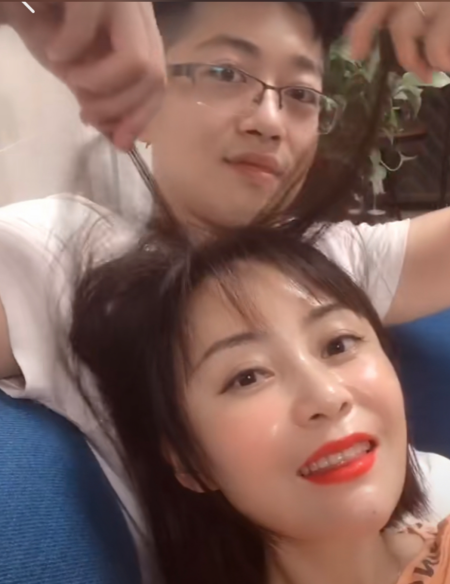 编剧都不敢这么写40岁网红与25岁闺蜜儿子结婚网友羡慕