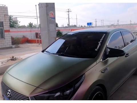 农村“最牛”改装车，颜色随光变化，车尾两个字惹眼