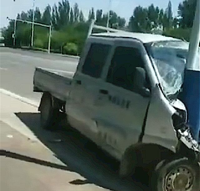 汽车撞上街边路灯，撞出一个“内八”车轮，路人看后笑哭