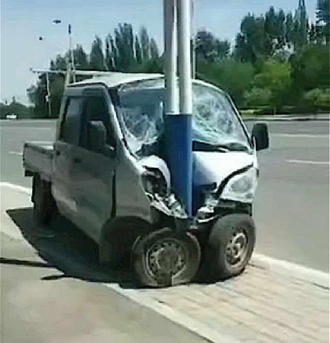 汽车撞上街边路灯，撞出一个“内八”车轮，路人看后笑哭