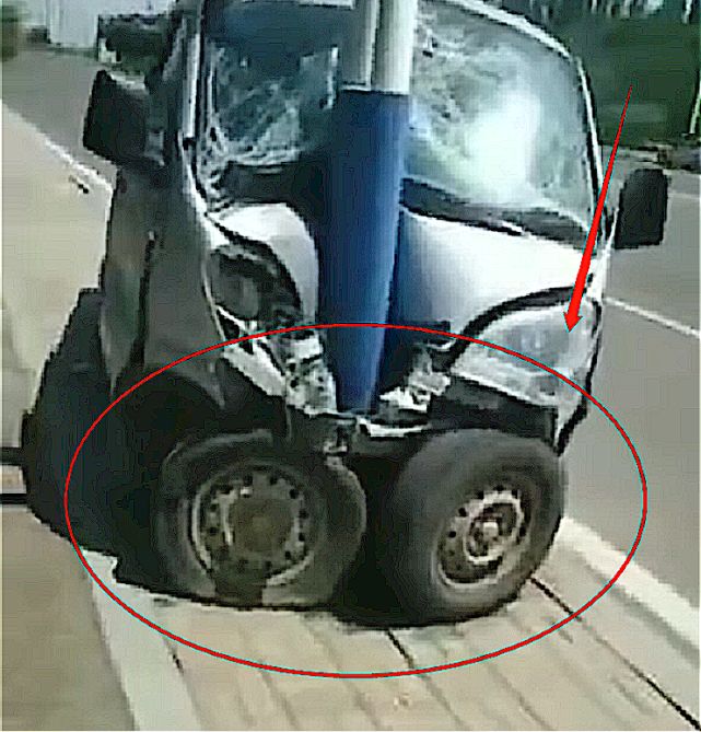 汽车撞上街边路灯，撞出一个“内八”车轮，路人看后笑哭