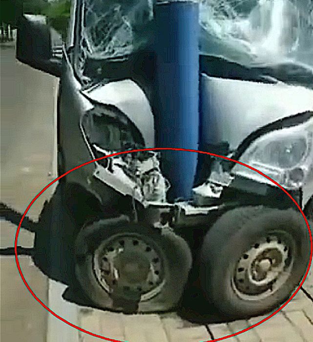 汽车撞上街边路灯，撞出一个“内八”车轮，路人看后笑哭