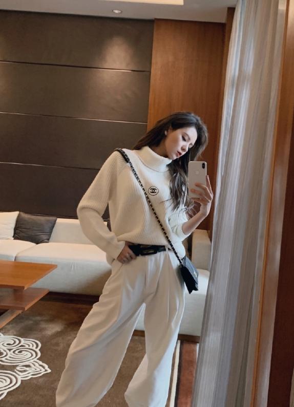张予曦夏季清爽穿搭,诠释简约风,一般人都hold不住