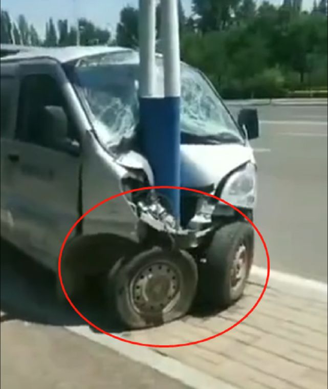 汽车撞上街边路灯，撞出一个“内八”车轮，路人看后笑哭
