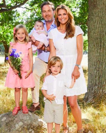 瑞典王室最美全家福！公主金发碧眼超明艳，5岁王子比乔治哥俩帅
