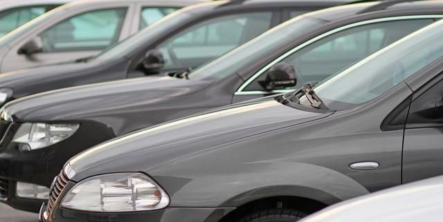 新车为啥要露天停放,不怕被晒坏?厂商无奈:我们比你想得周全