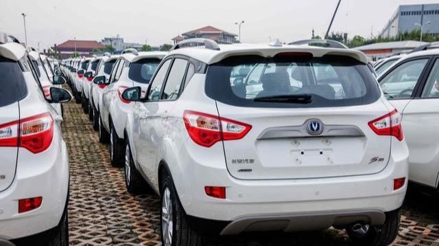 新车为啥要露天停放,不怕被晒坏?厂商无奈:我们比你想得周全