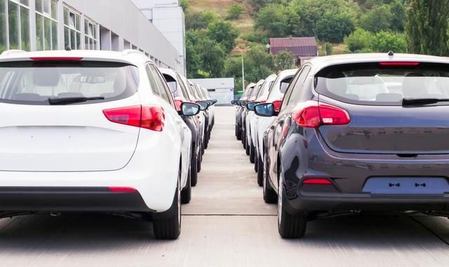 新车为啥要露天停放,不怕被晒坏?厂商无奈:我们比你想得周全