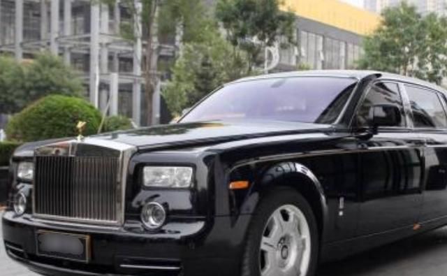 富二代主播开900万劳斯莱斯跑网约车,看到美女乘客,网友:懂了