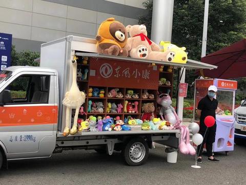 地摊生意火爆，买什么车摆地摊最合适？