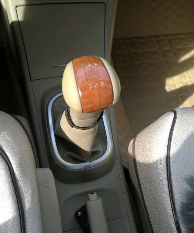 手动挡怠速起步伤车吗？