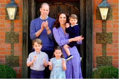 瑞典王室最美全家福！公主金发碧眼超明艳，5岁王子比乔治哥俩帅