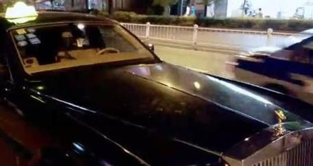 富二代主播开900万劳斯莱斯跑网约车,看到美女乘客,网友:懂了