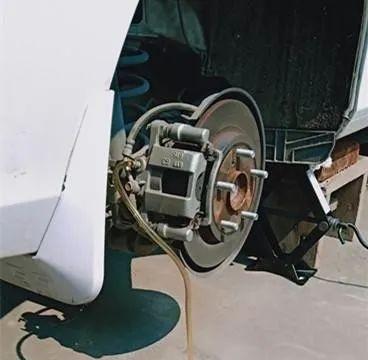 汽车油耗大增仅清洗积碳还不够，最好先看看火花塞有无这2种情况