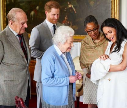 瑞典王室最美全家福！公主金发碧眼超明艳，5岁王子比乔治哥俩帅