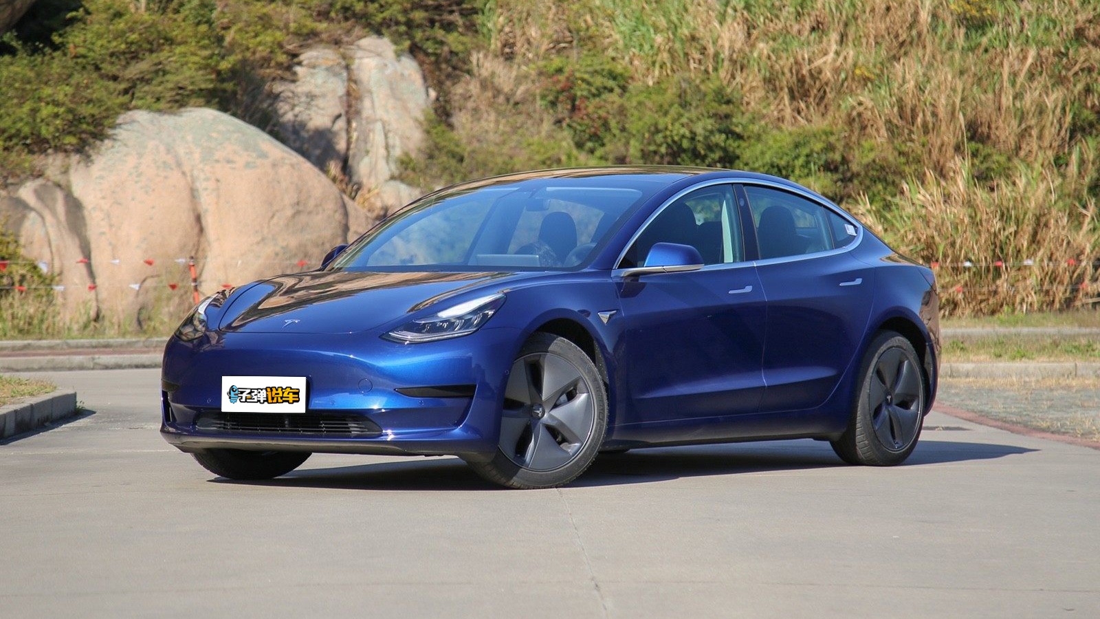 30万买豪华智能电动车，ES6、Model3和天际ME7怎么选？