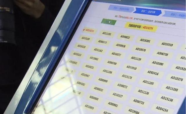 大叔摇到“888”,上牌时却被换,车管所:系统故障
