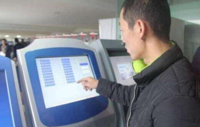 大叔摇到“888”,上牌时却被换,车管所:系统故障