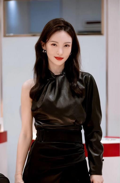 金晨演绎"魅影杀",黑色皮服配"三角"半身裙