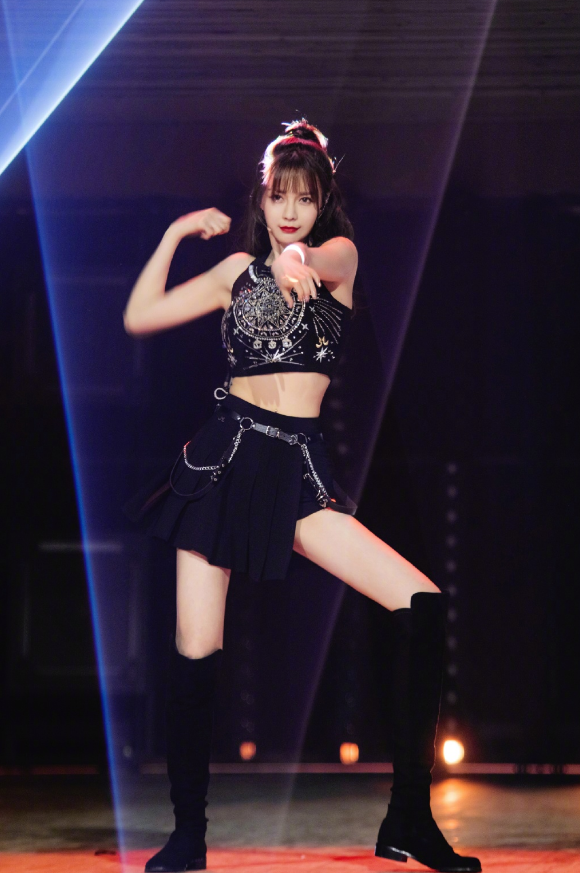 杜海涛零点为女友庆生，晒沈梦辰黑图太搞笑，粉丝看了却十分心疼