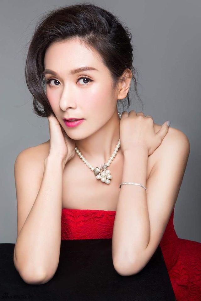 1974年出生的女明星,1969年出生的女明星 杨恭如,1974年1月7日出生于上海,华语影视女演员,毕业于加拿大约克