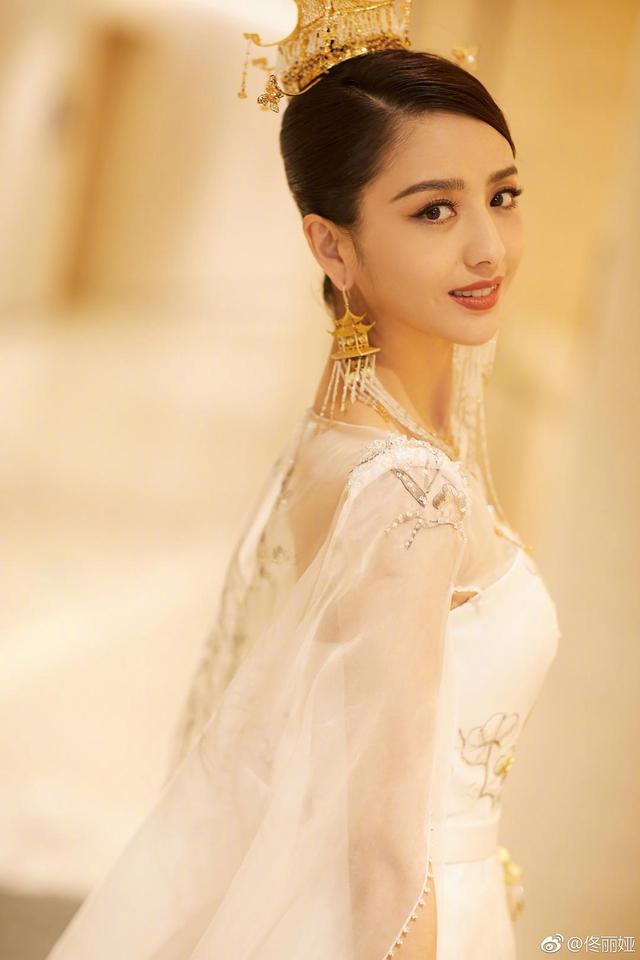 佟丽娅唐装造型又刷屏!古装女神何时能凭演技翻身啊?