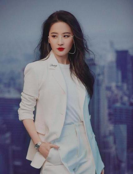 最热女明星排名2020_小精灵美化:2020年8月05后最喜爱明星热度排行榜