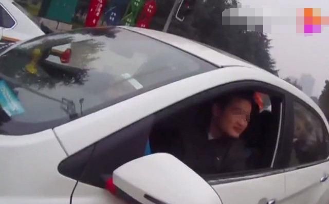 湖南“最牛”小汽车,车上挂纯手工车牌,交警:扣12分