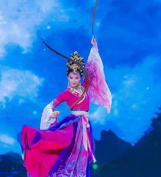 佟丽娅唐装造型又刷屏!古装女神何时能凭演技翻身啊?