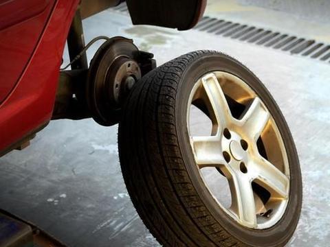 汽车轮胎应该什么时候更换？维修工说了实话，不要只看里程