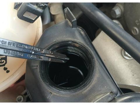 汽车必备的“三油五液”是什么？老司机认真科普：你应该弄懂的