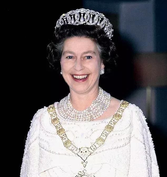 英国皇室贵族酷爱珍珠首饰,女王在很多场合都戴,你知道为什么?