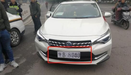 湖南“最牛”小汽车,车上挂纯手工车牌,交警:扣12分