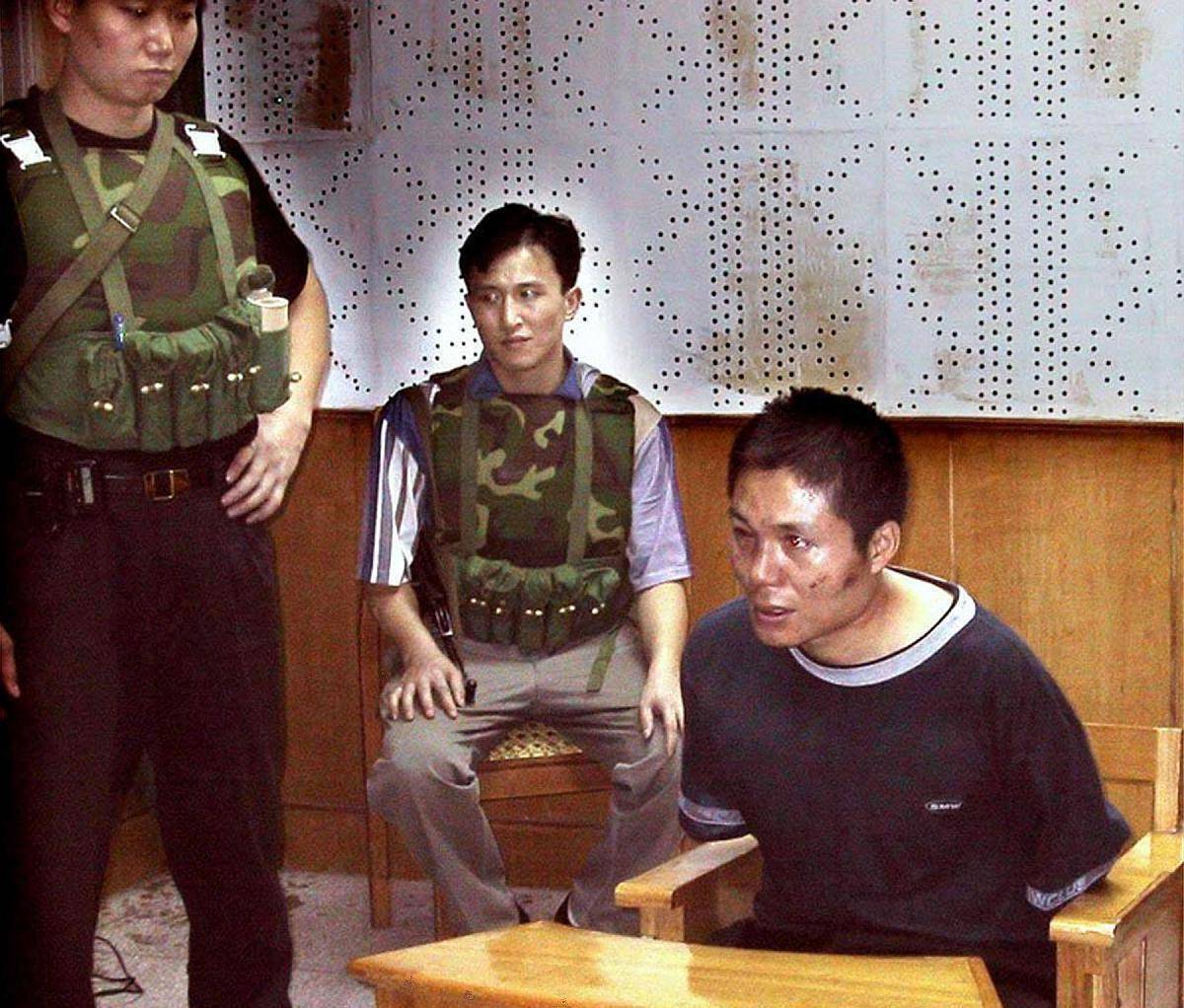 1999年悍匪张君抢劫武广正遇晚报记者经过冒死拍下照片