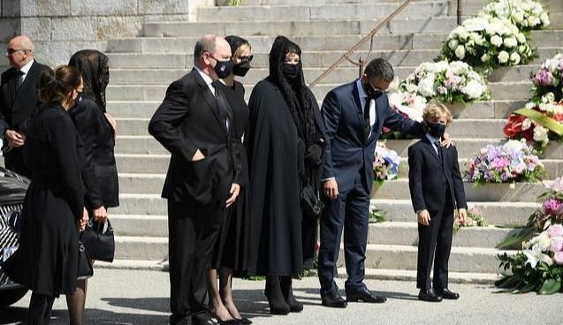 摩纳哥王妃亮相王室葬礼!一身黑色配蕾丝面纱到我