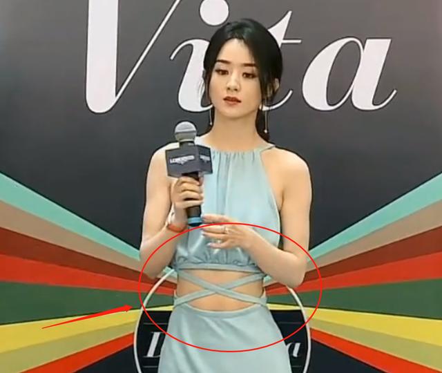 赵丽颖为显胖,在腰上缠两根带子,看清路人镜头下效果图,我酸了