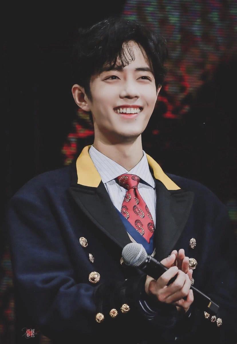 肖战笑容杀 总感觉他笑起来眼里有满天星辰笑容真的很