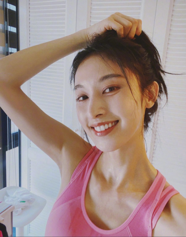 张俪这是模特身材,穿粉色运动内衣配短裤,细腰长腿太让人羡慕了