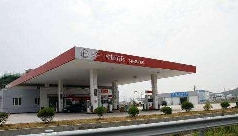 中石化和中石油哪个更耐烧？加油工解答后，车主：这些年油白加了