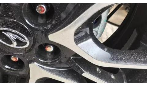 轮胎偏磨该做「动平衡」还是「四轮定位」？