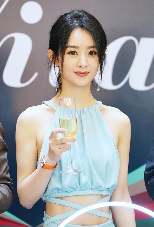 赵丽颖穿水湖蓝长裙亮相:瘦身成果显著,身材曼妙成全场焦点