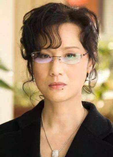 “痣美人”李建群，和导演同居27年不领证，62岁患癌老得认不出