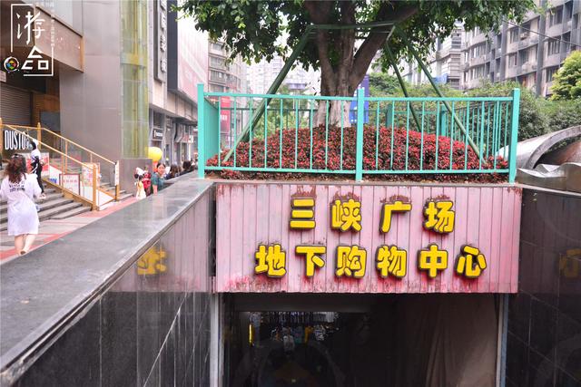 衰落的重庆地下商场:月租30元都无人问津,是否应改成车库?