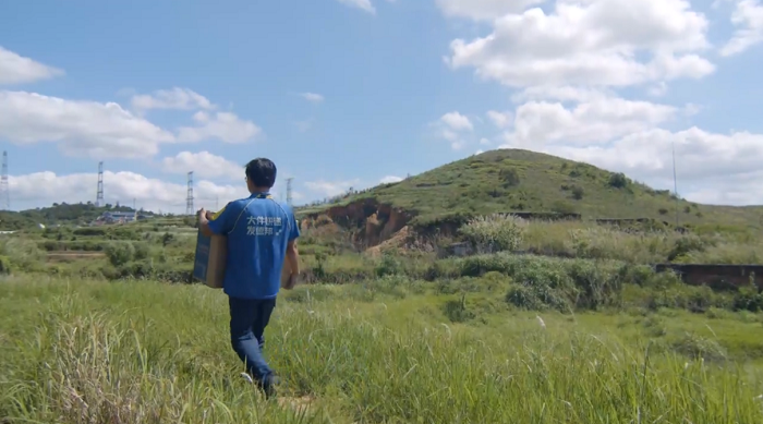 德邦快递员吴俊：从国外回来后投身家乡“快递进村”建设