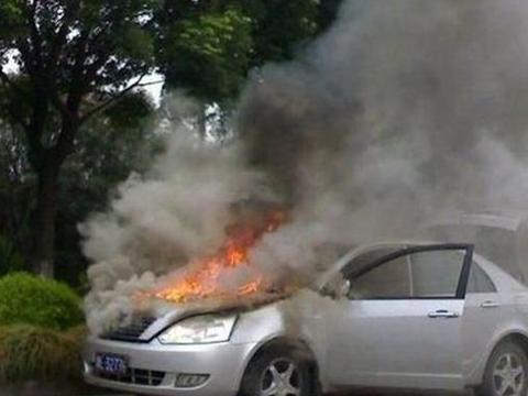 汽车长时间跑高速，休息时需要打开引擎盖散热吗