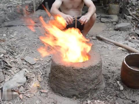 外国小伙在野外挖点土加水搓成泥丸用大火提炼铁